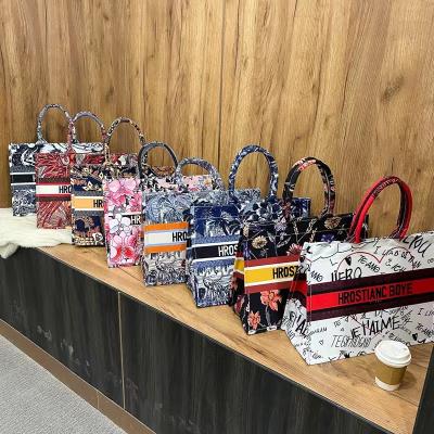 China Luxury Fashion Ladies Handbag\Wholesale Custom Famous Canvas Comfortable\Durable Fashion Lady Bag Women Handbag Designer Brands Embroidery Printing Canvas for sale