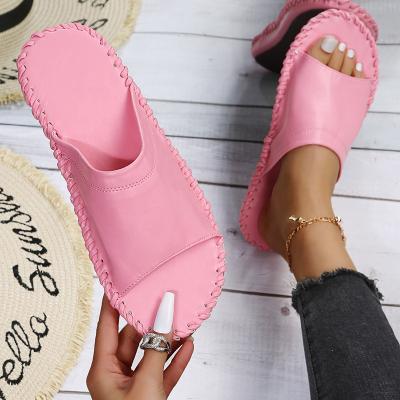 China Fashion trend new arrival leather slippers for women 2021 summer outdoor weave flat sandals ladies fashion light weight slides solid color for sale