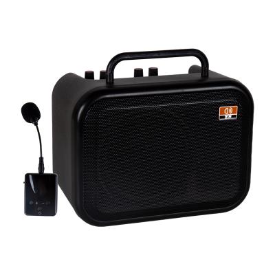 China Outdoor Wireless Voice Amplifier Speaker With Microphone Voice Amplifier Headphone 2200MA for sale