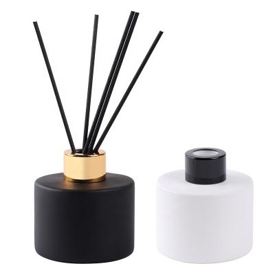 China 100ml Matte Black White Round Reed Diffuser Cosmetic Classic Glass Bottle for sale