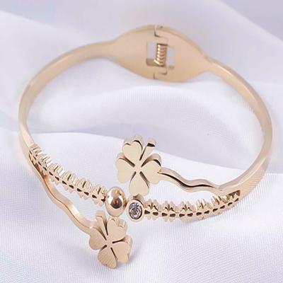 China Europe and America stainless steel diamond spring bracelets girls simple lucky flower gold-plated steel beads quatrefoil ring flower jewelry for sale