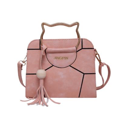 China Fashion Fashion Tassel Handbags Women Metal Handle Shoulder Clip Handbags For Women for sale