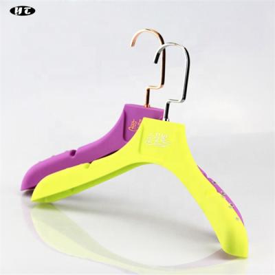 China High Quality Rubber Coated Plastic ABS Plastic Hanger HNA14 DISPLAY Hanger Beautiful for sale