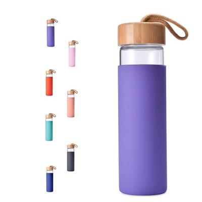 China 20 Ounce Borosilicate Glass Sustainable Eco Friendly Water Bottle With Bamboo Lid And BPA Free Silicone Sleeve for sale