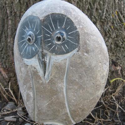 China Large China Hand Carving Natural Cobblestone Rock Holding Boulder Gray Outdoor Stone Owl Sculpture for Landscape Garden Yard Decoration for sale