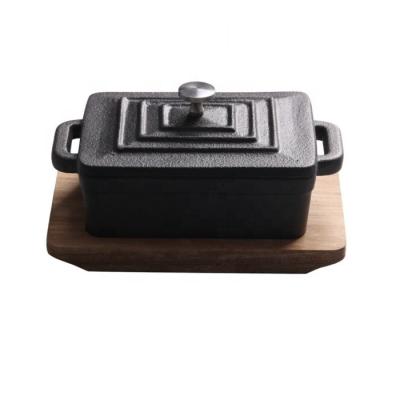 China Mini Sustainable Cast Iron Casserole With Cover And Wooden Base Tray for sale