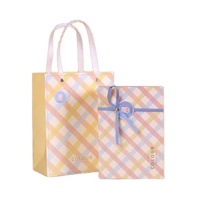 China Biodegradable Unique Craft Paper Bag Gift Christmas Gift Wrapping Bags For Supermarket / Store Promotion for sale