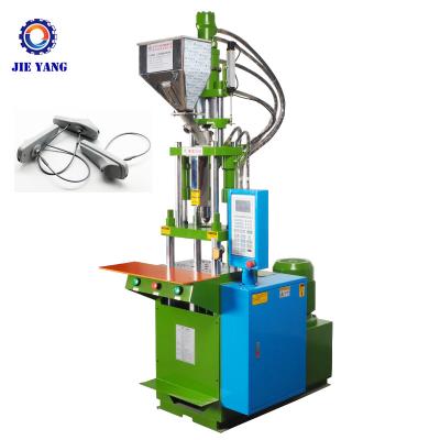 Cina Hot sale garment bullet seal hang tag hydraulic injection making molding machine equipment in vendita