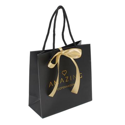 China 2020 Supplier Wholesale Chinese Recyclable Paper Bag Bow Ribbon Gift Black Packaging Bag for sale