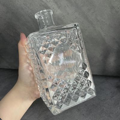 China Custom Vodka 700ml Guala Bottle Drink Shape Whiskey Bottle Flat Square Cap Crystal Liquor Bottle for sale