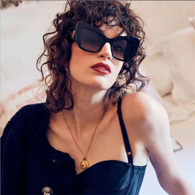 China Fashion Sunglasses Oversized Cat Eye Ladies Sunglasses Heart shape decoration sight designer fashionable Women Eyewear uv400 brand for sale