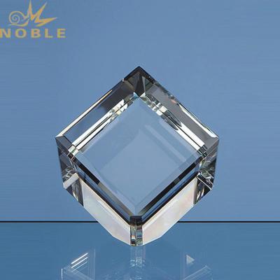 China Custom Spinning Blue Cube Crystal Color Glass Awards Trophy in Noble of Europe 2019 for sale