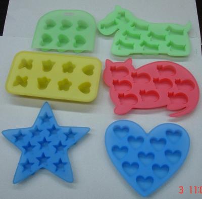 China Coloured Kids Silicone Kitchen Utensils Heart Shape Abrasion Resistant for sale