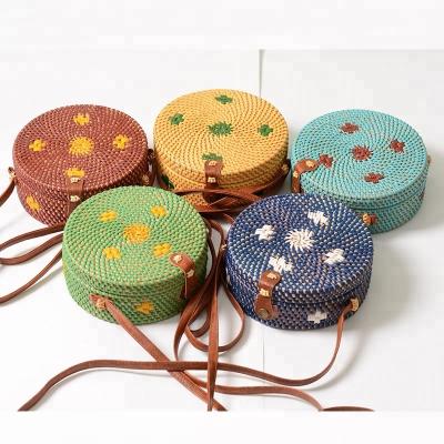 China Fashionable And Eco-Friendly Plain Weave Handwoven PU Closure Leather Rattan Round Straw Bag for sale