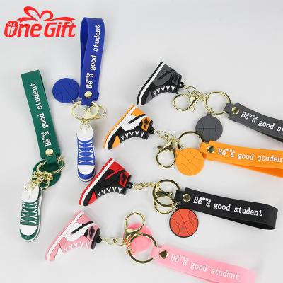 中国 Sports Wholesale Factory Price Custom Logo Shoe 3d Mini Sneaker Keychains With Multi Colors 販売のため