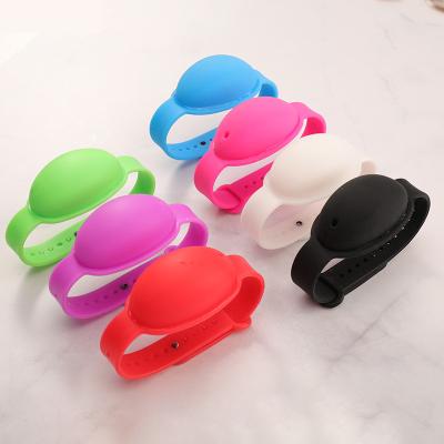 China Amazon Hot Selling Artificial Silicone Wrist Sanitizer Dispenser/Wrist Bands Adjustable Portable Sanitizer zu verkaufen