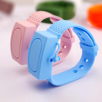 China Wholesale Portable Artificial Adjustable Compression Silicone Wristband Hand Sanitizer Watch With Empty Bottle Te koop