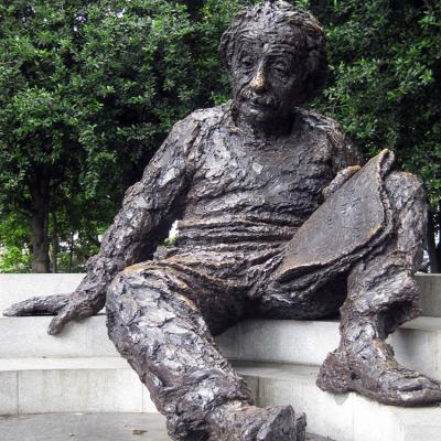 China Famous Figures Einstein Bronze Sculpture High Quality China Large Cheap Outdoor Garden Decoration for sale