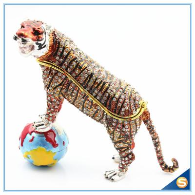 Китай Wholesale Enamel Tiger With Ball Trinket Box Rhinestone Metal Trinket Box SCJ414 продается