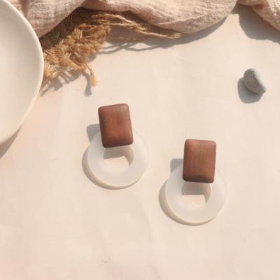 China Juhu fashionable 2019 wooden earrings surround retro simple acrylic stud earring for women for sale