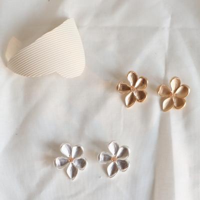 China JUH Matte Gold Fashion Flower Shape Alloy Trendy Earrings Stud Earring For Girl Wholesale for sale