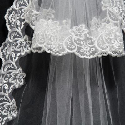 China Lace Edge Wedding Accessories Short Wedding Veil Lace Wedding Veil Ivory White Ivory Tulle Edge for sale