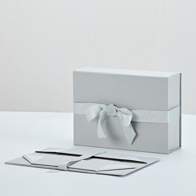 中国 Custom Clothing Shipping Box Luxury Foldable Wedding Dress Silk Bowtie Magnetic Book Shaped Box 販売のため