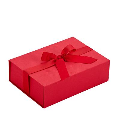 中国 Custom Logo Paper Box Foldable Red Magnet Matte Clothing Packaging Box Cardboard Gift Packaging 販売のため