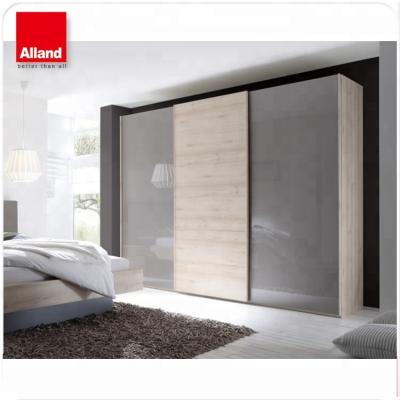 China Eco-friendly Latest Design Bedroom Sliding Door Wardrobe High Gloss Laminate Closet for sale