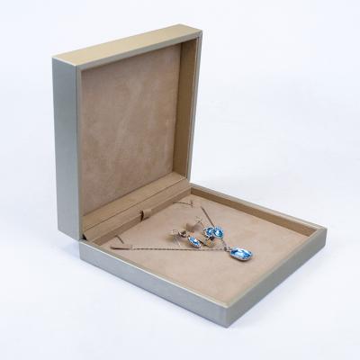 China Champagne Wiredrawing Grain Pu Leather Jewelery Packaging Display Box Wholesale Necklace Plastic Frame Jewelry Case With Custom Logo for sale