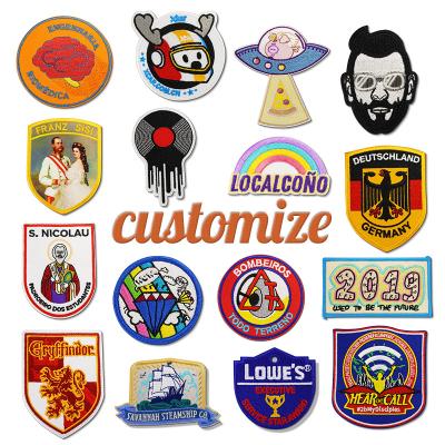 China Sustainable Plastic Silicone Heat Transfer Label Custom Clothes Embroidered Patches Woven Patches Weaving Machine For Wholesales for sale