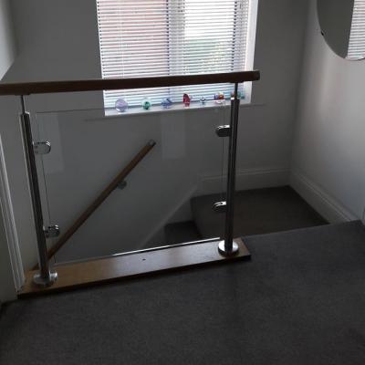 China Traditional Stainless Steel Flange Post Glass Railing With Glass for sale