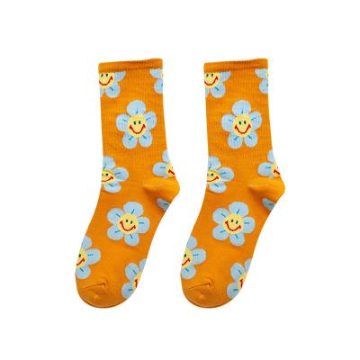 China Wholesale New Style Sporty Daisy Petal Socks Breathable Combed Cotton Calf Socks Smiling Women's Mid-tube Petal Socks for sale