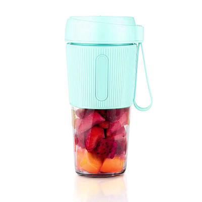 China Multi-functional household small car fruit juicer USB filling blender portable rechargeable juicer cup for sale