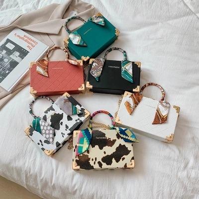 China Daily 2021 fashion acrylic chain Silk-wrapped handle four corners edging square box printing handbag for sale