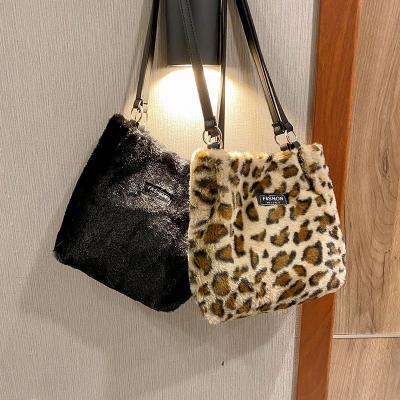 China Fashion Autumn Winter Ladies Handbags Leisure 2021 New Trend Designer Plush Leopard Single Shoulder Bucket Bags for sale