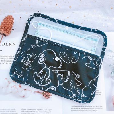 China Hot Selling Portable Folding Face-mask Makeup Organizer Holder Storage Bag Silicone Face-mask Bag for sale