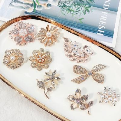 China Crystal Custom High Quality Gold silver jewelry metal brooches for clothes bead rhinestone flower brooch pins for women for sale