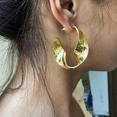 China FASHIONABLE Cast Gold Plated Big Twisted Circle Earrings Women Irregular C Shape Circle Hoop Earrings Statement for sale