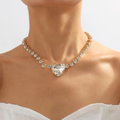 China FASHIONABLE new super instant temperament crystal heart-shaped necklace for women's clavicle chain exaggerated luxury jewelry for sale