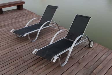 China Portable Metal Folding Patio Sun Loungers For Beach / Lawn / Swiming Pool for sale