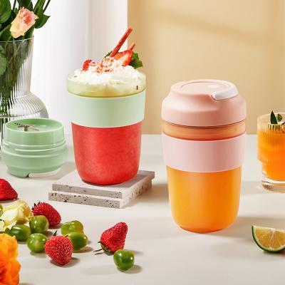 China Home Appliances 1500mAh 400ml Electric Car Extractor Machine Portable Fresh Fruit Squeezer Juicers for sale