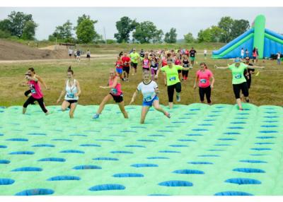 China Raza inflable verde de la pieza de la carrera de obstáculos del desafío para el colchón funcionado con en venta