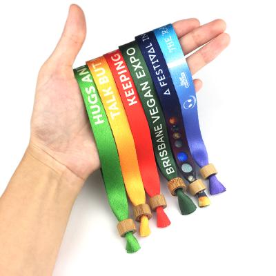 中国 Eco-Friendly Fabric Sublimation Custom Satin RPET Fabric Wrist Band Recycled Wristband For Events 販売のため