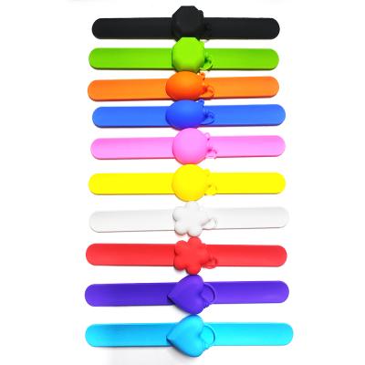 Cina China Kids Slap Band Wristband Sanitizer Dispenser Silicone Squeeze Hand Sanitizer Wristband in vendita