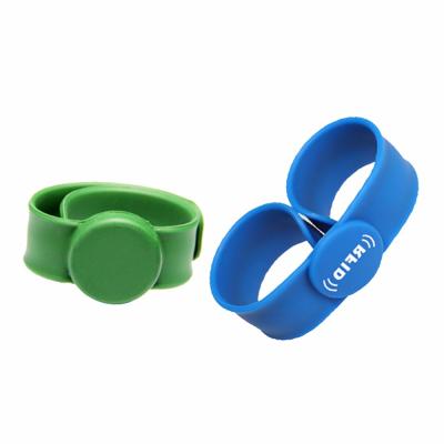 China Custom Snap Slap Print Silicone Slap RFID Wristband Kid Adult Waterproof/Waterproof NFC Wristband Te koop