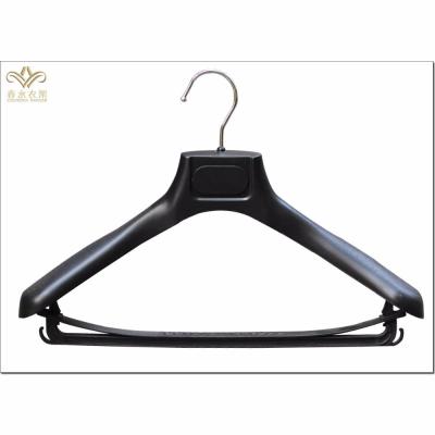 China New custom design 17 inch pp plastic suit hanger OEM ODM classic/postmodern brand Chunshui with trouser bar for sale