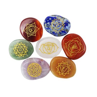 China Siete piedras del chakra Reiki Cristales de curación Conjunto de símbolos grabados para la transformación espiritual en venta