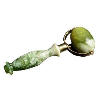 China Groene Xiuyan Jade Gezichtsroller Gua Sha Gelast Metalen Jade Massage Roller Voor Schoonheidsinstrumenten Gezichtsmassager Te koop