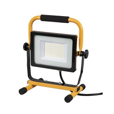 China Portable 50W Warehouse Flood Light For Working Lighting American Standard Workshop Led Light for sale